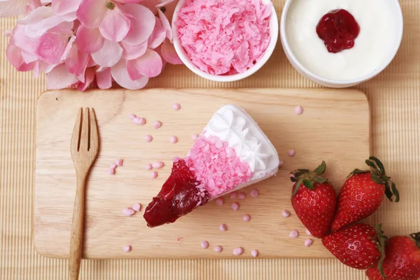 Gâteau au yaourt aux fraises — Photo