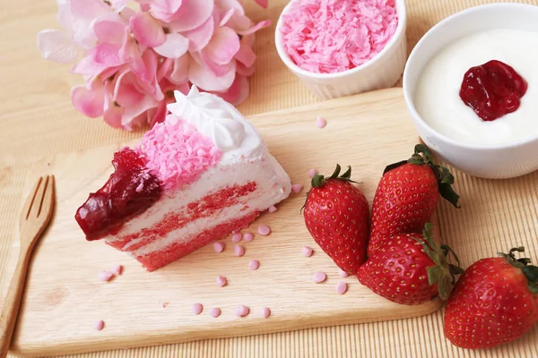 Erdbeerjoghurtkuchen — Stockfoto