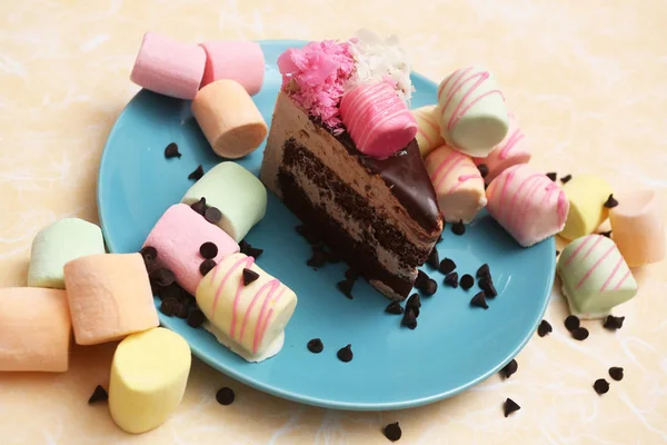 Marshmallow und ein Stück Kuchen — Stockfoto