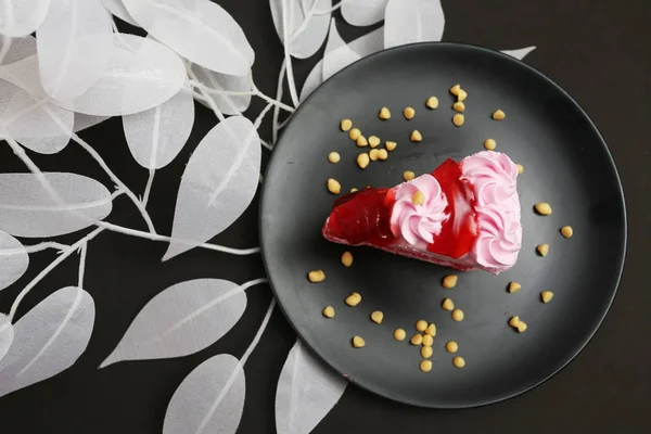 Rose und Erdbeermarmelade als Sahnehäubchen — Stockfoto