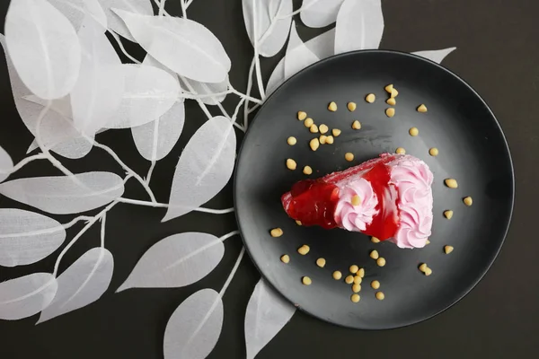 Rose and strawberry jam topping on cake — Stock Photo, Image