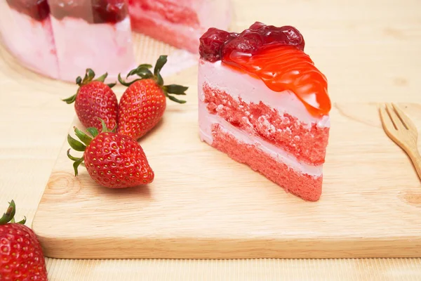 Garniture de gâteau aux fraises et sauce aux fraises — Photo