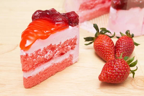 Garniture de gâteau aux fraises et sauce aux fraises — Photo