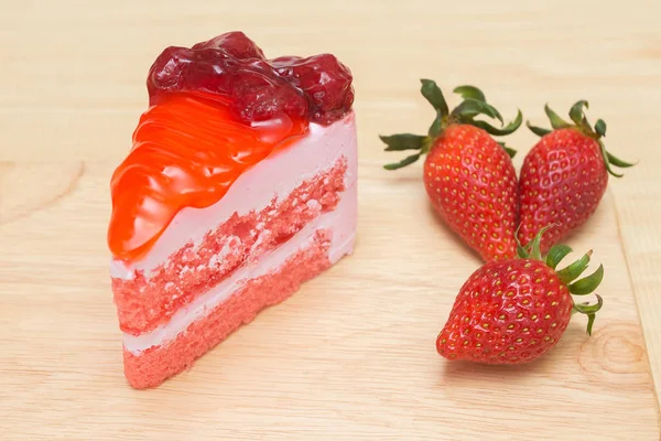 草莓蛋糕和草莓酱汁配料 — 图库照片