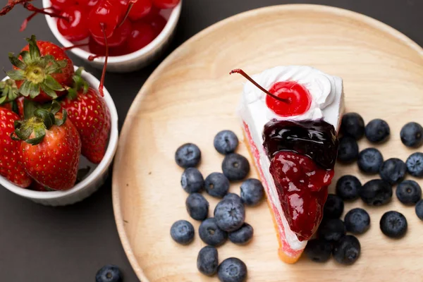 Stück Kuchen Und Mischen Beeren — Stockfoto