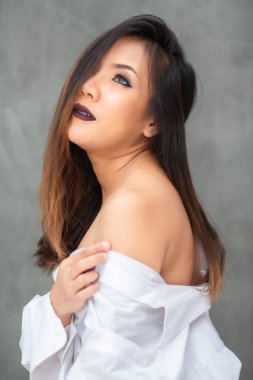 Beyaz gömlekli seksi kadınlar.