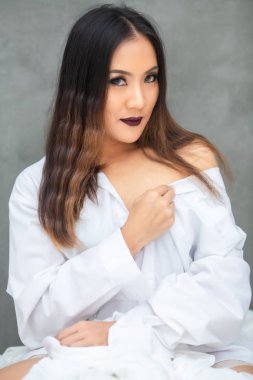 Beyaz gömlekli seksi kadınlar.