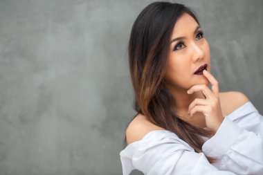 Beyaz gömlekli seksi kadınlar.