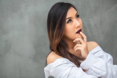 Beyaz gömlekli seksi kadınlar.