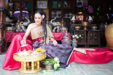 Tayland tarzı giyinmiş güzel bir kadın, Tayland kültürü