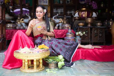 Tayland tarzı giyinmiş güzel bir kadın, Tayland kültürü