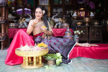 Tayland tarzı giyinmiş güzel bir kadın, Tayland kültürü