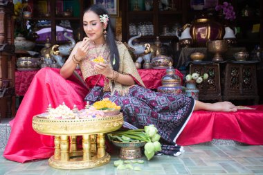 Tayland tarzı giyinmiş güzel bir kadın, Tayland kültürü
