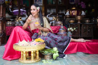 Tayland tarzı giyinmiş güzel bir kadın, Tayland kültürü