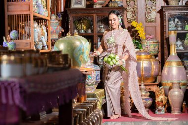 Tayland tarzı giyinmiş güzel bir kadın, Tayland kültürü