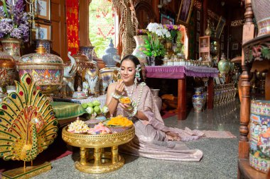 Tayland tarzı giyinmiş güzel bir kadın, Tayland kültürü