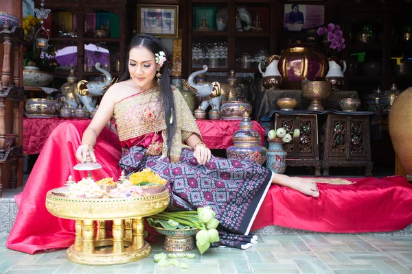 Όμορφη Γυναίκα Φόρεμα Ταϊλανδέζικο Στυλ Ταϊλανδέζικη Κουλτούρα — Φωτογραφία Αρχείου