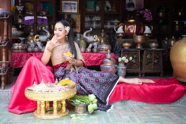 Piękna Kobieta Tajskim Stylu Sukienki Kultury Tajskiej — Zdjęcie stockowe
