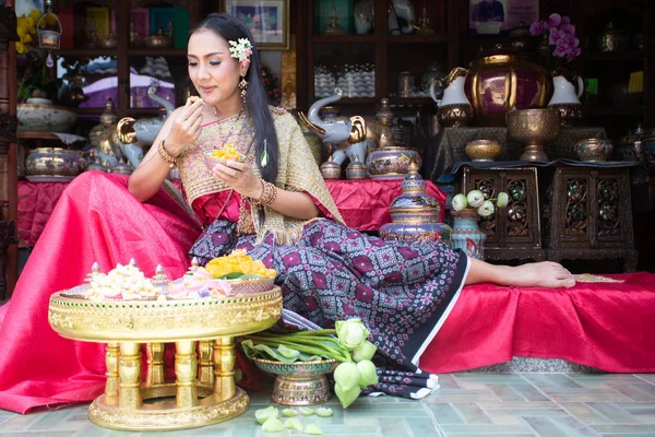 Hermosa Mujer Vestido Estilo Tailandés Cultura Tailandesa —  Fotos de Stock