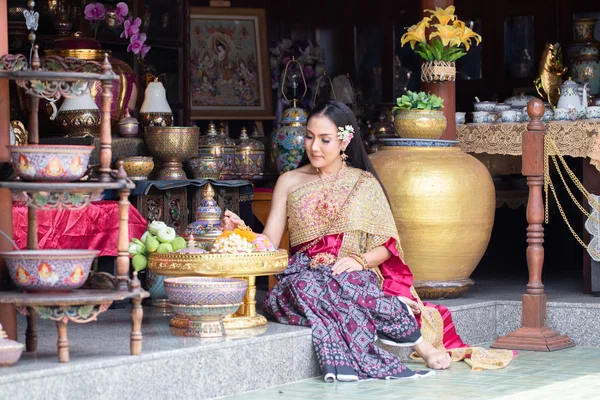 Schöne Frau im kleid thailändischen stil, thailändische kultur — Stockfoto