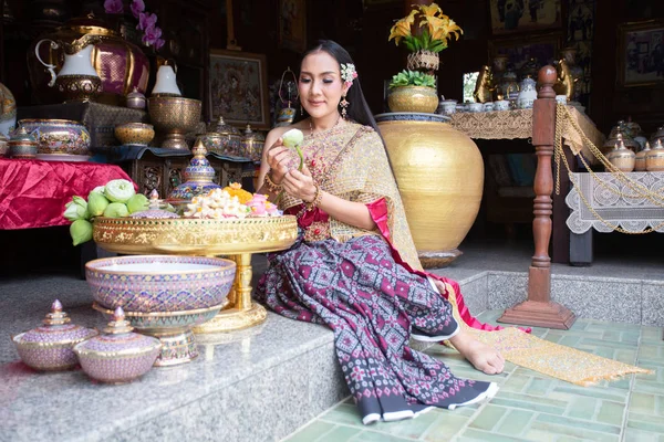 Schöne Frau im kleid thailändischen stil, thailändische kultur — Stockfoto