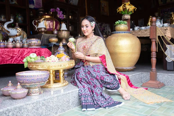Όμορφη γυναίκα σε φόρεμα ταϊλανδέζικο στυλ, ταϊλανδέζικη κουλτούρα — Φωτογραφία Αρχείου