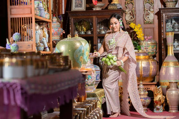 Schöne Frau im kleid thailändischen stil, thailändische kultur — Stockfoto
