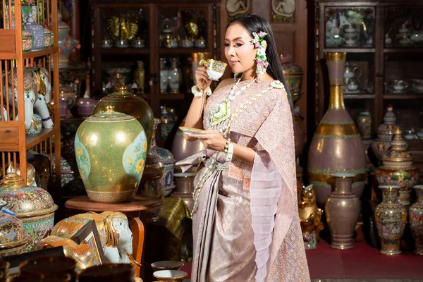 Hermosa mujer en vestido estilo tailandés, cultura tailandesa — Foto de Stock
