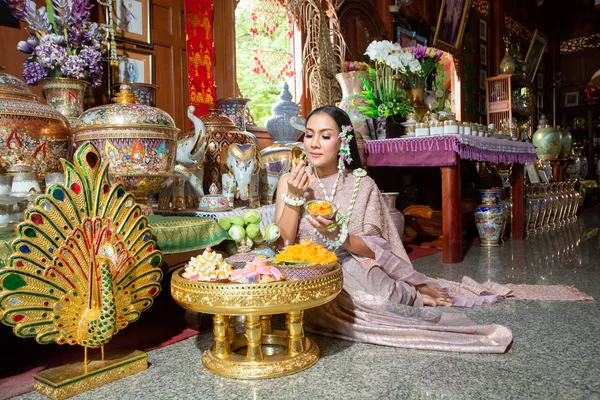 Schöne Frau im kleid thailändischen stil, thailändische kultur — Stockfoto