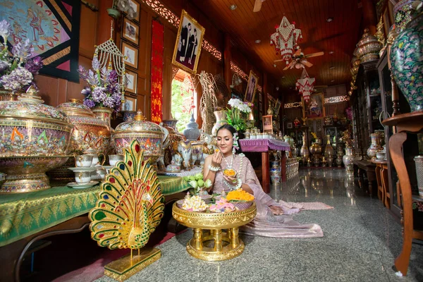 Tayland tarzı giyinmiş güzel bir kadın, Tayland kültürü — Stok fotoğraf