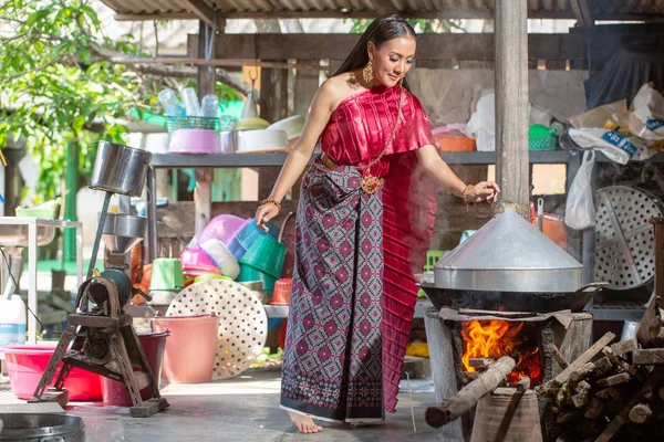 Güzel bir kadın yemek yapıyor, Tayland kültürü tarzı.