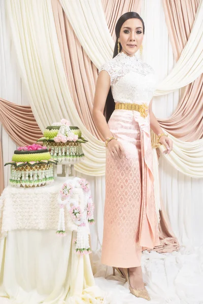 Ταϊλανδικό νυφικό, όμορφη νύφη ταϊλανδέζικο στυλ — Φωτογραφία Αρχείου