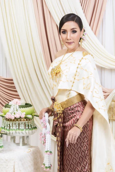 Thai bröllop klänning, vacker brud thailändsk stil — Stockfoto