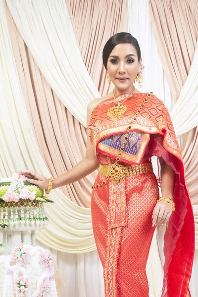 Ταϊλανδικό νυφικό, όμορφη νύφη ταϊλανδέζικο στυλ — Φωτογραφία Αρχείου