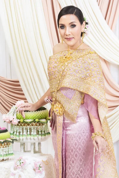 Vestido de casamento tailandês, bela noiva estilo tailandês — Fotografia de Stock