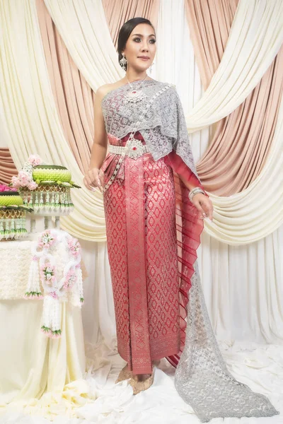 Thai bröllop klänning, vacker brud thailändsk stil — Stockfoto