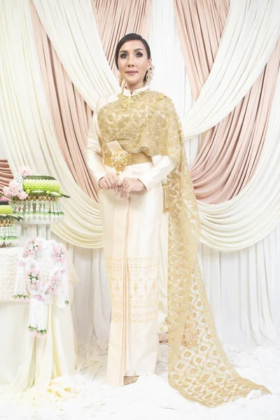 Thajské svatební šaty, Krásná nevěsta thajský styl — Stock fotografie