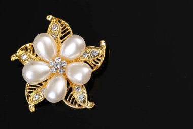 Altın çiçekli broşlu elmas ve inci