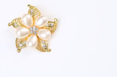 Altın çiçekli broşlu elmas ve inci