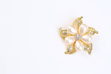 Altın çiçekli broşlu elmas ve inci