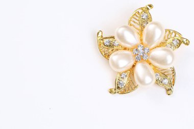 Altın çiçekli broşlu elmas ve inci