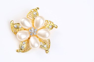 Altın çiçekli broşlu elmas ve inci