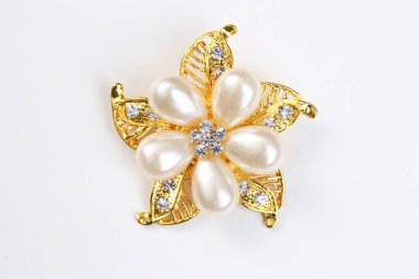 Altın çiçekli broşlu elmas ve inci