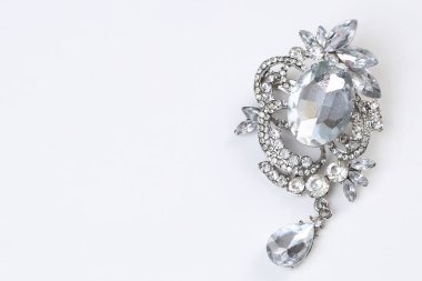 Gümüş çiçekli ve mücevherli bir broş.