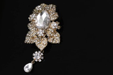 Çiçek desenli altın broş