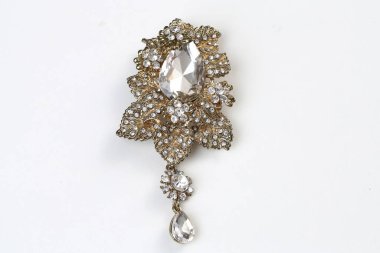 Çiçek desenli altın broş