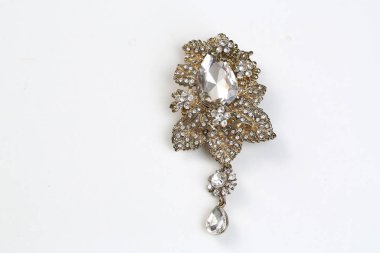 Çiçek desenli altın broş