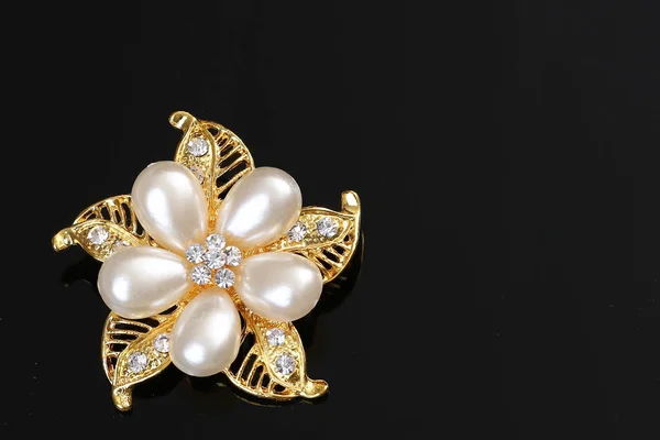 Diamant et perle sur fleur dorée avec broche — Photo