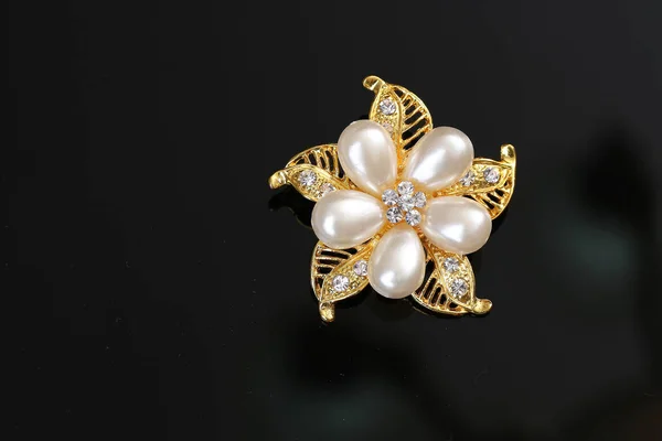 Diamant et perle sur fleur dorée avec broche — Photo