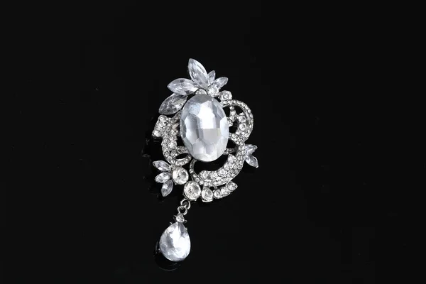 Broche con flores de plata y joyas —  Fotos de Stock